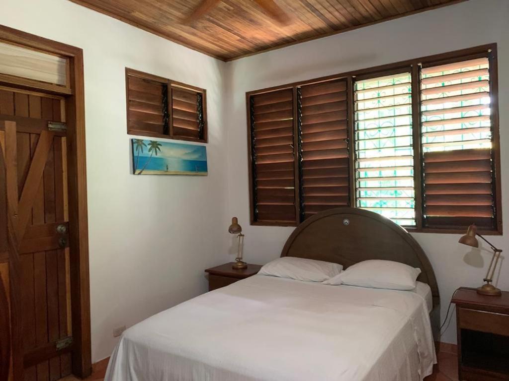 Mal Pais Surf Camp Hotel Playa Santa Teresa  Exterior photo