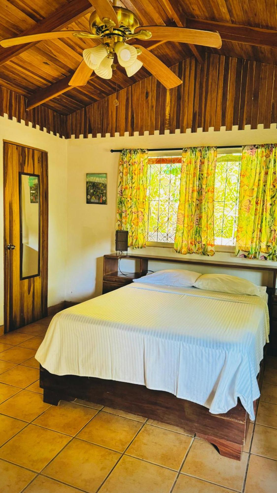 Mal Pais Surf Camp Hotel Playa Santa Teresa  Exterior photo